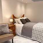 Modern House Apartment E15 Stratford - Sleeps 2 - 9, Fast Links To Central London, Near O2, Greenwich & Olympic Park, Child-Friendly Garden, Free Parking
