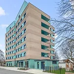 Modern Flat In Heart Of London
