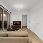 Modern Flat In Heart Of London