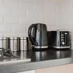 Modern Cosy Corner Flat - 2 Bed Close To 2X Tube Stations