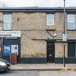 Modern Cosy Corner Flat - 2 Bed Close To 2X Tube Stations