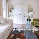 A Modern Luxury Studio