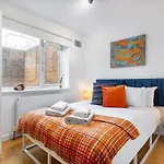 Modern Two Bed Apt With Free Gated Parking Space