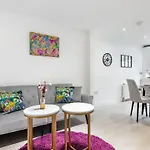 Modern Two Bed Apt With Free Gated Parking Space