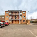 Modern Two Bed Apt With Free Gated Parking Space
