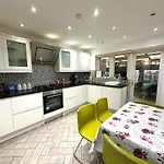 Laburnum House-Comfortable Rooms Near City Of London