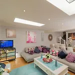 Great Large 4Bed House Near Tube Sleeps 7 -Perfect For London Stays