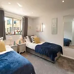 Great Large 4Bed House Near Tube Sleeps 7 -Perfect For London Stays