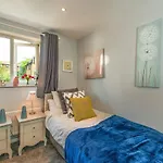 Great Large 4Bed House Near Tube Sleeps 7 -Perfect For London Stays