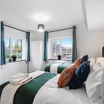 Boutique Shepherds Bush Abode-Garden-Sleeps 12
