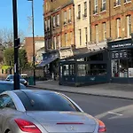 Luxurious 2 Bed 2 Bath Apt With Parking In Blackheath, London
