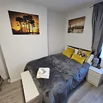 Small And Compact Studio Flat Great Connection 791