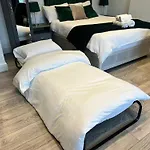 Charming Apartment In West Ealing, 12 Mins To Central London By Train, Free Parking, 8-Min Walk To Station