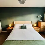2 Bed Flat With Sunny Terrace