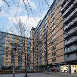 Modern Two Bed Two Bath Opposite Tube Station