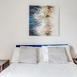 Modern Two Bed Two Bath Opposite Tube Station