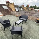 Refined Hammersmith 3-Bedroom With Rooftop Terrace