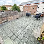 Refined Hammersmith 3-Bedroom With Rooftop Terrace