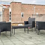 Refined Hammersmith 3-Bedroom With Rooftop Terrace