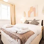 Stylish 3-Bedroom Maisonette In Clapham