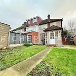 Wembley Large 4-Bedroom House, Driveway And Garden