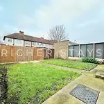 Wembley Large 4-Bedroom House, Driveway And Garden