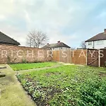Wembley Large 4-Bedroom House, Driveway And Garden