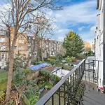 Luxurious 3 Bedroom Flat With Balcony In Kensington For 7 Next To Station Near Harrods