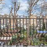 Luxurious 3 Bedroom Flat With Balcony In Kensington For 7 Next To Station Near Harrods