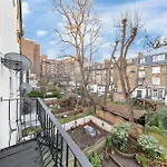 Luxurious 3 Bedroom Flat With Balcony In Kensington For 7 Next To Station Near Harrods
