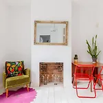 Redesigned 1Bd Victorian Coach House Dalston