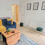 Home Like 2-Bedroom Flat With Free Wi-Fi In White City, Hammersmith, Shepherds Bush