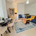 Home Like 2-Bedroom Flat With Free Wi-Fi In White City, Hammersmith, Shepherds Bush