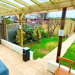 2-Bed Studio - Free Parking Pet Friendly Garden