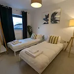 Charming Modern Flat In Battersea