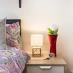 Private Homely Bedroom In Kensington R2