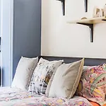 Private Homely Bedroom In Kensington R2