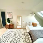 Newly Renovated 4 Bed Home - North London