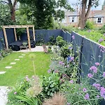 Newly Renovated 4 Bed Home - North London