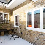 Quiet Queen\'S Park Courtyard Flat
