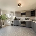 3 Bed Luxury Property In Chelsea, 2 King Size Bed, 1 Double Bed, Ideal For Families