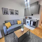 Entire London Apartment Near Canary Wharf
