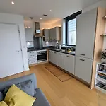 London Angel Canal-View 1-Bedroom Apartment