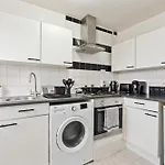 Modern 1-Bedroom Stockwell Apartment 15 Mins To Central London - Perfect Base For Exploring London