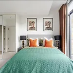 Private Luxury Baker Street Home - Sleeps 6