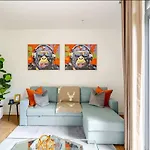 Private Luxury Baker Street Home - Sleeps 6