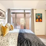 Private Luxury Baker Street Home - Sleeps 6