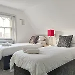The Camden Chic Townhouse - Accommodates 14 Guests