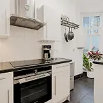 New Listing! 1Br Apt In Central London, 5 Min Tube