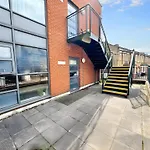 Executive 2 Bed Flat Near Stratford Station - Ideal For Corporate Stays